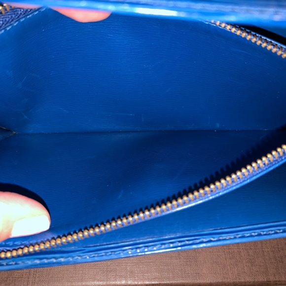 Authenticated Louis Vuitton epi wallet Authentic - Picture 4 of 14